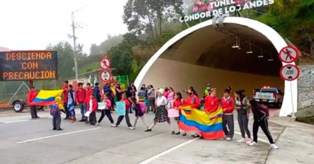 Niños de Sierra Morena Calarcá se ven obligados a viajar en tractomulas para ir a estudiar