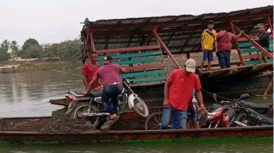 Planchón que transportaba motocicletas se hundió