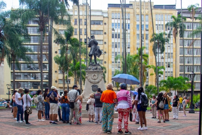 La Plaza Cayzedo de Cali vuelve a estar abierta al público después de más de 10 meses.