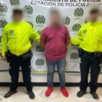 El acusado es esposado y detenido por un agente de la Policía Nacional.