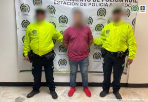 El acusado es esposado y detenido por un agente de la Policía Nacional.