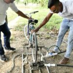 Unicordobeses implementan sistema de riego para diferentes cultivos pedaleando una bicicleta y sin uso de energía eléctrica