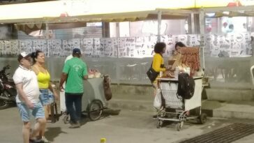 Ventas informales desbordadas en el camellón de El Rodadero