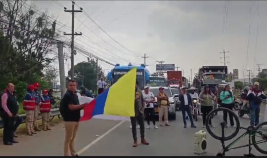 ¡Atención! Manifestaciones cierran vía y colapsan la entrada y salida de Bogotá por la calle 13