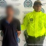 En la imagen aparece el investigado acompañado de un policía.