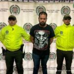 En la imagen está Sebastián Ospina Cano con dos servidores de la Policía Nacional y un pendón de la misma entidad en la parte de atrás