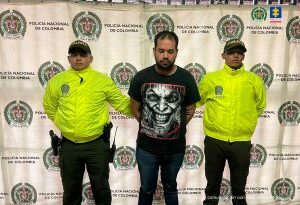En la imagen está Sebastián Ospina Cano con dos servidores de la Policía Nacional y un pendón de la misma entidad en la parte de atrás