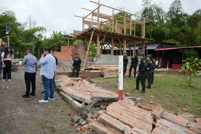 Alcalde de Pereira interviene construcción ilegal en Villa Verde