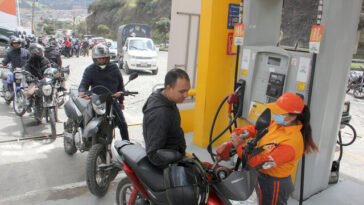 Así quedará el precio de la gasolina y ACPM desde este 13 de abril A partir de hoy, los conductores tendrán que pagar más por la gasolina y el ACPM en Bogotá. Le contamos cuánto subió el combustible.