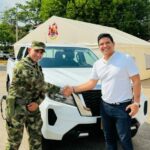 El alcalde de Barrancas haciendo entrega del vehículo para fortalecer el parque automotor del Ejército Nacional y aportar en su trabajo de vigilancia y control.