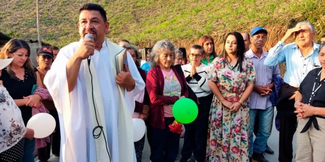 Bendición y celebración: Párroco de Sandoná bendijo la vía pavimentada de acceso a Bolívar