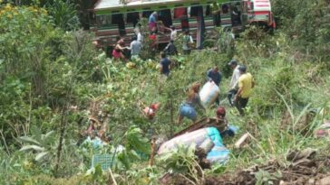 Bus escalera rodó por un abismo en zona rural de Aipe, Huila