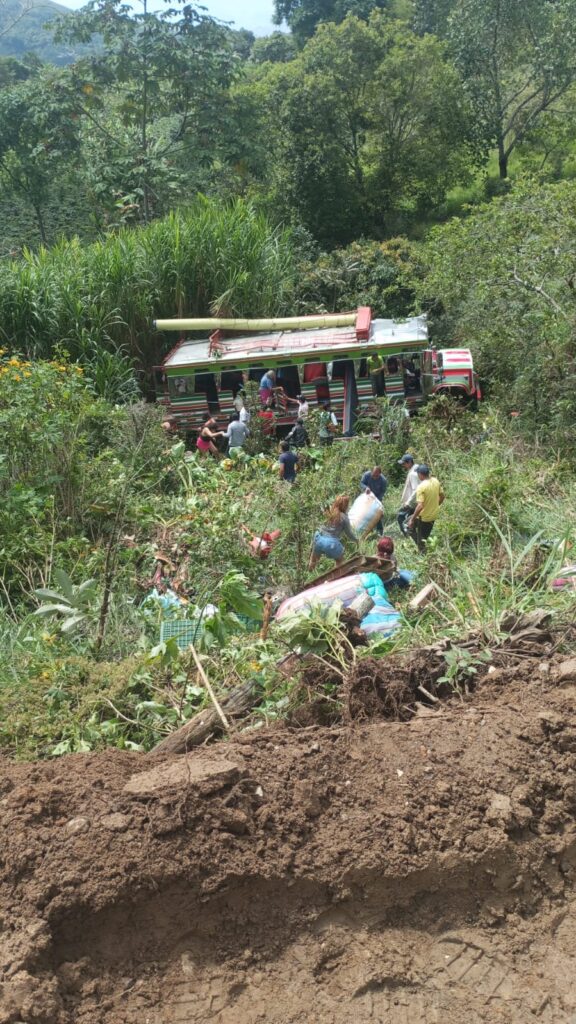 Bus escalera rodó por un abismo en zona rural de Aipe, Huila