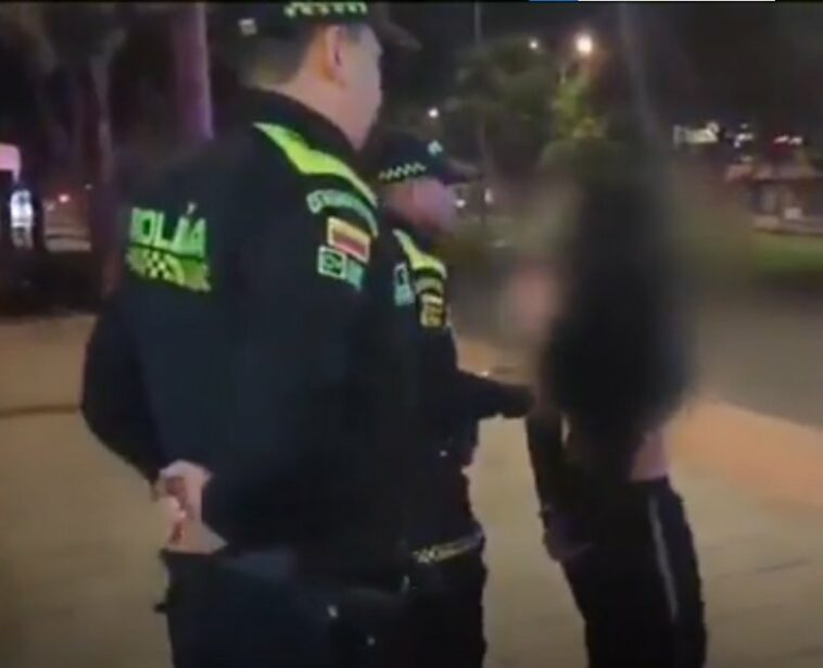 Capturan a 2 mujeres que habrían drogado y robado a un adulto mayor en Usaquén Dos mujeres de 18 y 23 años fueron capturas, luego de que las autoridades las encontraran en compañía de un adulto con aparentes signos de intoxicación en la localidad de Usaquén.