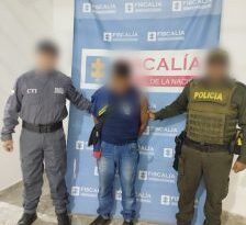 El procesado se encuentran esposado y en custodia por un servidor del Cuerpo Técnico de Investigación CTI y de la Policía Nacional del Putumayo.