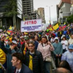 Cerca de 400 mil colombianos marcharon contra Petro en el país Multitudinarias fueron las marchas que se realizaron en las principales ciudades del país en rechazo al gobierno de Gustavo Petro, las cuales se cumplieron pese a la lluvia.