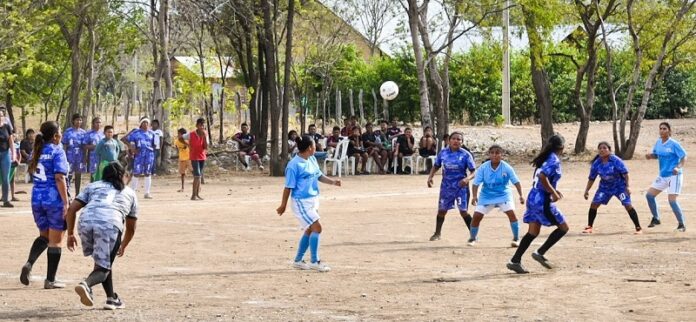 El fútbol es un deporte que se ha ido metiendo hasta en las comunidades indígenas.