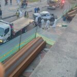 Conductor murió tras caer junto a su camioneta de un puente vehicular en Bogotá En la madrugada de este sábado se registró un grave accidente de tránsito sobre la avenida Las Américas, que dejó sin vida a un hombre.