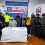 En la fotografía aparecen los 5 capturados junto a cuatro servidores del CTI, dos agentes de la Policía Nacional y dos soldados del Ejército Nacional. En la parte posterior se observa una mesa con bolsas plásticas con estupefacientes, tres teléfonos celulares y dinero en efectivo.