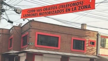 Desesperados por inseguridad en un frecuentado barrio de Bogotá, residentes instalaron carteles alertando sobre robos.