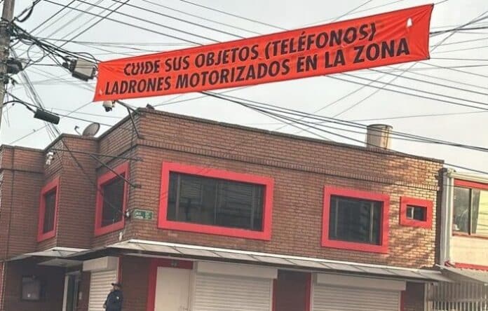 Desesperados por inseguridad en un frecuentado barrio de Bogotá, residentes instalaron carteles alertando sobre robos.