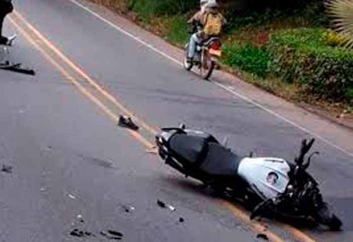 Dos heridos en choque entre moto y vehículo