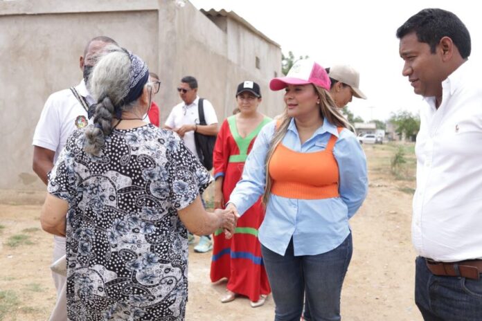 Aspecto del recorrido que realizó en Maicao, la empresa de Aguas de La Guajira, Andreina García Pinto, junto con el alcalde de esa población Miguel Felipe Aragón González.