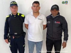 En la fotografía se aprecia de pie, con los brazos atrás Robinson Daniel Vega Mora. Viste camisa blanca de manga corta, Jean azul claro  y zapatillas negras con gris. Al lado izquierdo de él hay un servidor del CTI de la Fiscalía y a la Derecha un uniformado de la Policía Nacional.