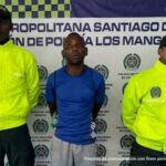 En la fotografía se aprecia de pie y con los brazos atrás a Cristhian Iván Angulo Vélez. Viste camiseta de manga corta color azul con rayas blancas; pantalón gris. A los extremos de él hay uniformados de la Policía Nacional. Delante de ellos hay una superficie verde y sobre ella hay un letrero, con logos de la Policía, que dice: ‘Captura por orden judicial’. Detrás de ellos hay un pendón institucional de la Policía.