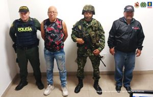 En la imagen se puede ver a un hombre detenido bajo custodia de uniformados de la Policía Nacional, el Ejército y el CTI de la Fiscalía.