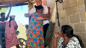 Las familias indígenas devuelven un abrazo y una sonrisa en señal de agradecimiento.
