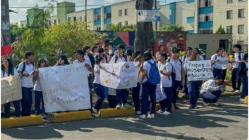 “No tenemos maestros”: padres y alumnos del colegio José María Carbonell