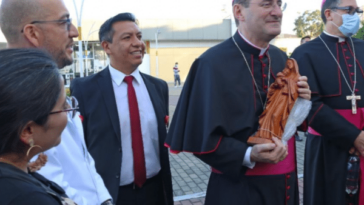 Monseñor Paolo Rudelli recibe la imagen de la Virgen María tallada en madera como un especial obsequio de su visita. Entregó el Dr. Óscar Mosquera Daza, gerente.