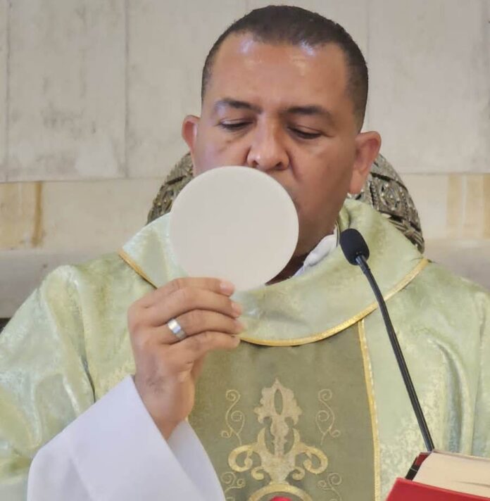 Padre Jefferson Ariza Ojeda celebra bodas de plata de vida sacerdotal