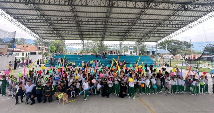 Policía en Elías celebra el día del niño