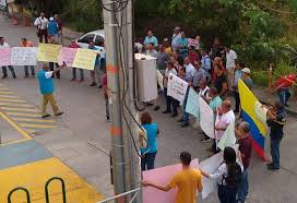 Por falta de contratación, pacientes oncológicos protestaron frente a la Sanidad de la Policía