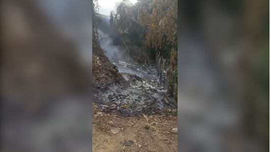 Quema de basura debajo de puente en Rabolargo podría terminar en tragedia