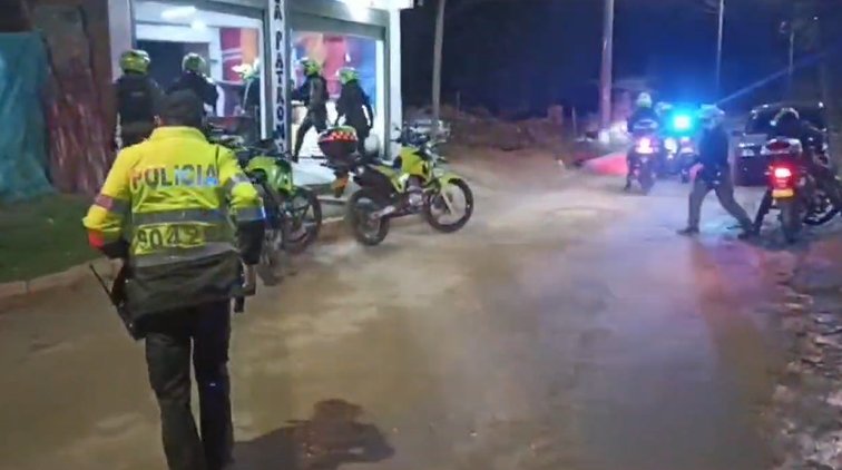 Tres pillos fueron capturados durante megatoma en Ciudad Bolívar Durante un gran operativo realizado en la localidad de Ciudad Bolívar, las autoridades lograron la captura de 3 sujetos acusados de varios delitos. Además, se recuperó una moto robada y algunos establecimientos comerciales fueron sellados.