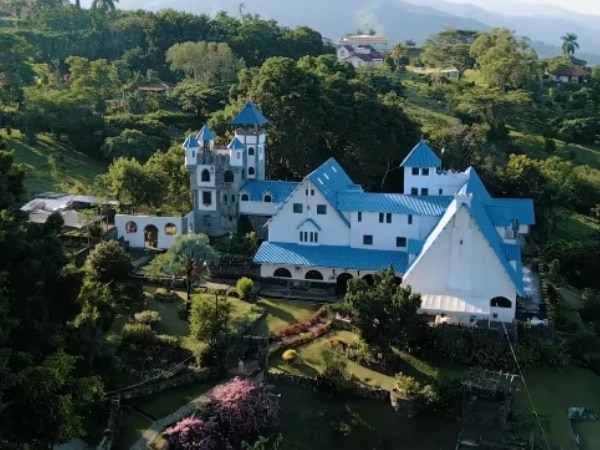 Un castillo medieval, con piscina de agua natural y la mejor vista del valle.