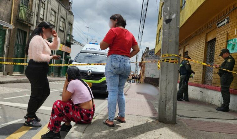 Asesinaron a madre e hija en el Santa Fe A vísperas del Día de la Madre, el vil asesinato de una joven y su madre empañó esta celebración para los vecinos del barrio Las Cruces (Santa Fe). Q'HUBO estuvo en el lugar de los hechos.