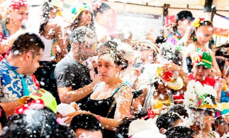 Córdoba: prohibirán el uso de espuma durante desfiles de comparsas y carrozas
