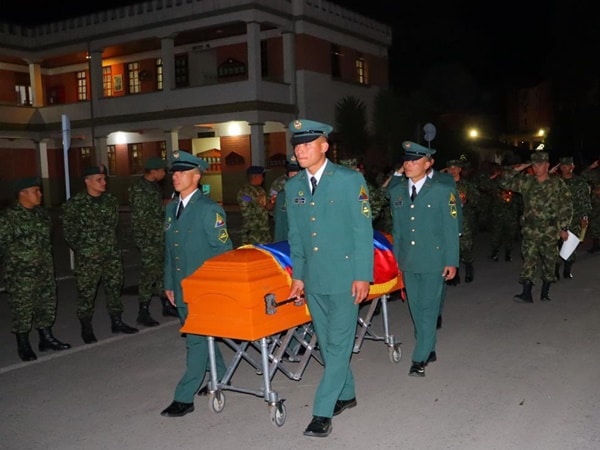 Durante el funeral, disidencias dispararon y militares contraatacaron, pues todo el perímetro de la zona estaba custodiado por el Ejército Nacional.