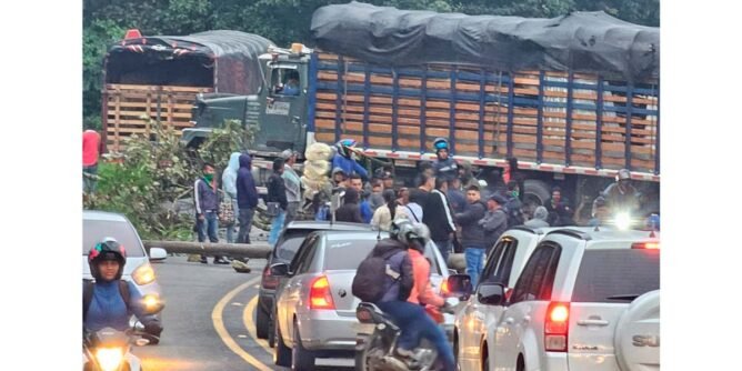 Dos bloqueos afectan la vía Panamericana en el Cauca: estudiantes y comuneros exigen respuestas