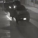 EN VIDEO: Militar accionó su arma de dotación y frustró un robo en Engativá Las cámaras de seguridad del barrio La Estrada (Engativá) registraron el momento en el que varios delincuentes intentaron robar el vehículo de un militar activo, sin embargo, este activó su arma y desató una balacera que ahuyento a los ladrones.