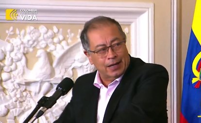 El presidente Petro sufrió una intoxicación y suspendió toda su agenda El presidente, Gustavo Petro, sufrió una intoxicación a causa de un alimento que ingirió en las últimas horas, confirmaron fuentes de Presidencia.