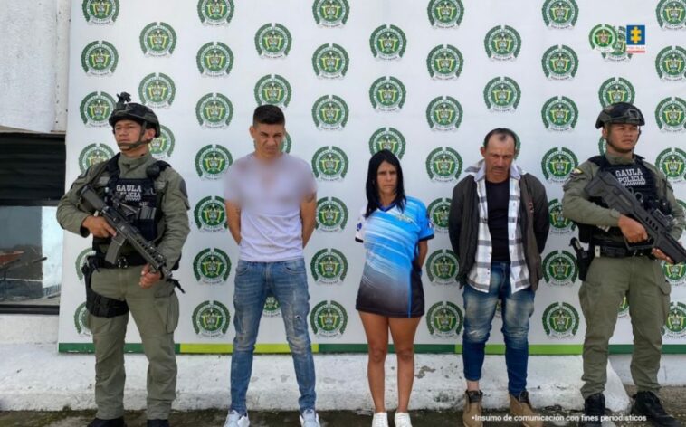 Tres de los capturados son vistos con dos miembros del Gaula con uniforme de la Policía Nacional.