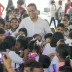 El gobernador de La Guajira, Jairo Aguilar Deluque, se ha visto siempre rodeados de niños y niñas.