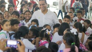 El gobernador de La Guajira, Jairo Aguilar Deluque, se ha visto siempre rodeados de niños y niñas.
