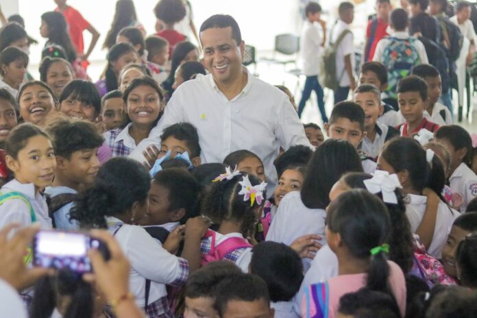 El gobernador de La Guajira, Jairo Aguilar Deluque, se ha visto siempre rodeados de niños y niñas.