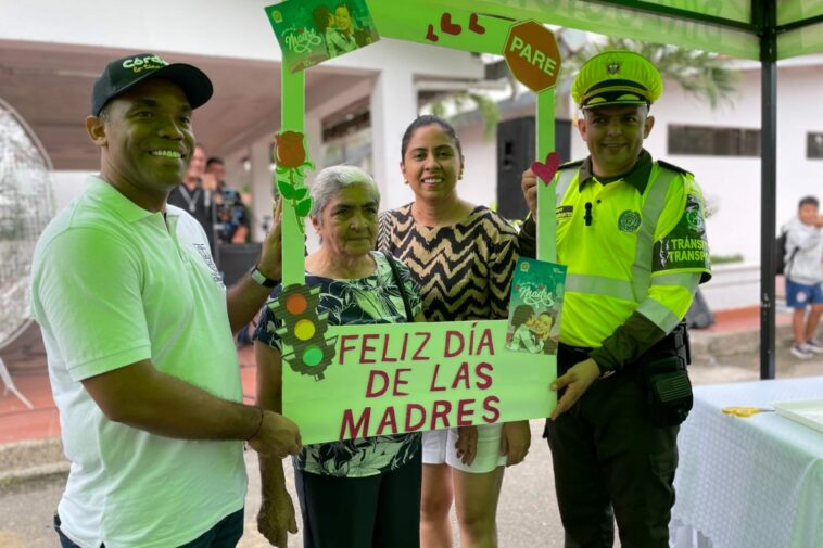 Hasta en las vías Gobernación y Policía celebran el Día de las Madres